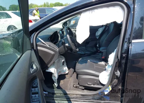 2018 Ford Focus Titanium z USA, uszkodzony, nr VIN 1FADP3J22JL220986